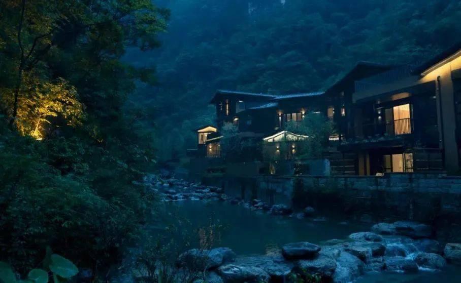 逃离废弃高校