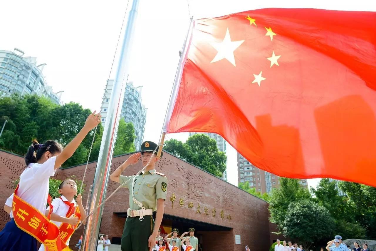 天寒人心暖,志愿者为穆家小学孩子送去暖心礼物